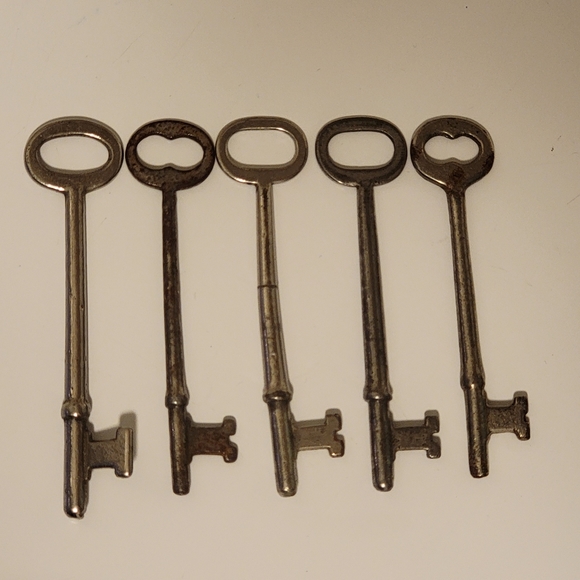 Vintage Lot Of 14 Old Antique Skeleton Keys 13 Solid Barrel / 1 Hollow - 6 Sizes - Picture 11 of 16